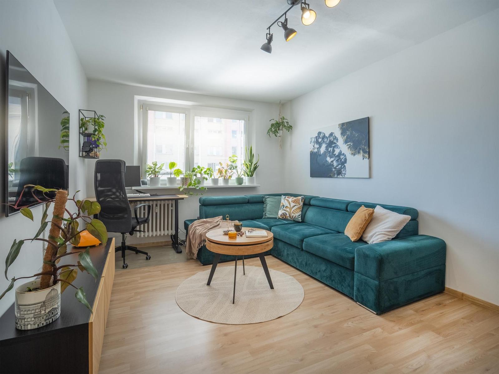 PREDANÉ - VÝNIMOČNÝ 2 IZB. ZREKONŠTRUOVANÝ BYT s BALKÓNOM, VYHĽADÁVANÁ LOKALITA, LACHOVÁ UL., BA V.