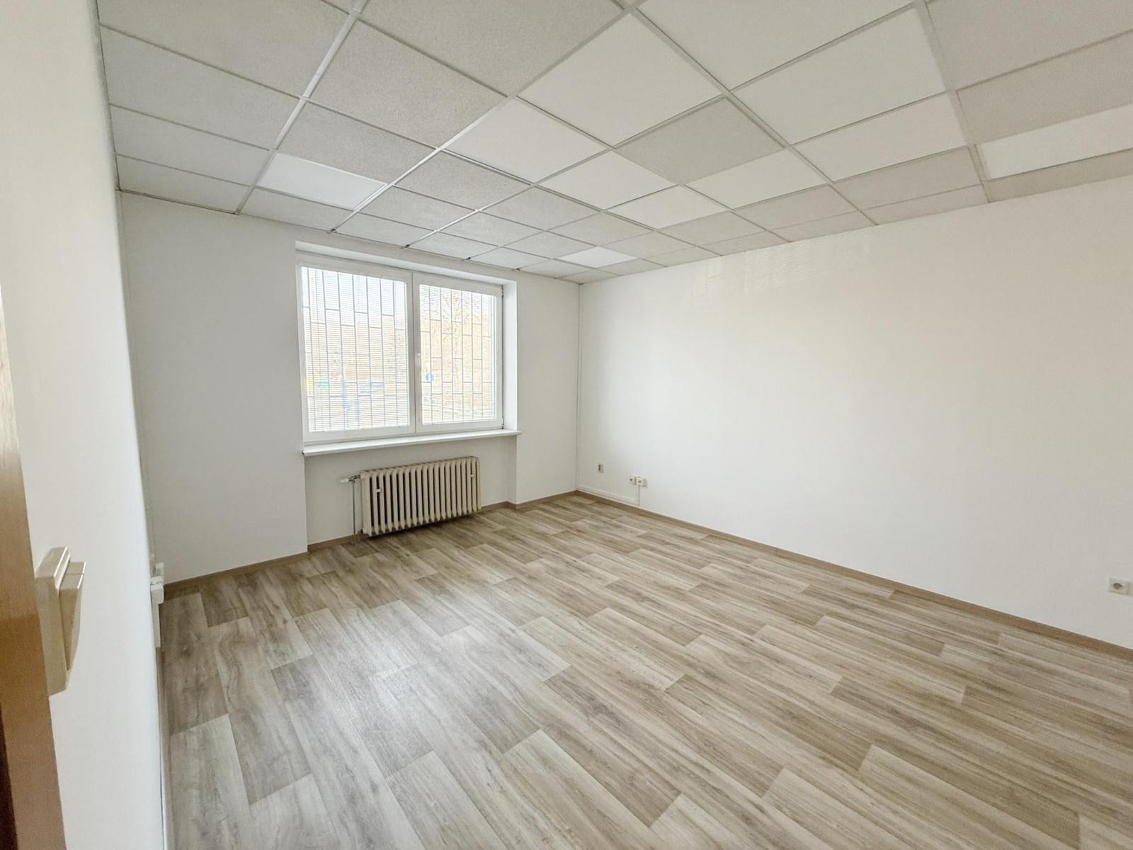 2 kancelárie a zázemie s výmerou 40 m2 | Budatín