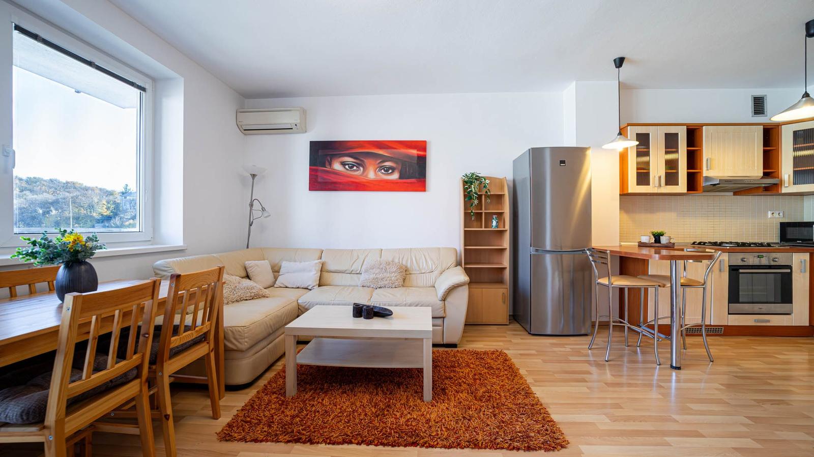 = PRENAJATÉ = Príjemný 2 izbový byt s parkovaním a balkónom, Bratislava - Kramáre