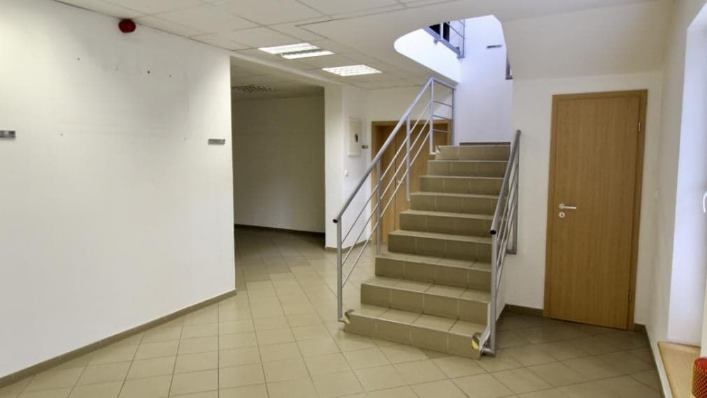 Administratívna budova s parkovaním priemyselná zóna