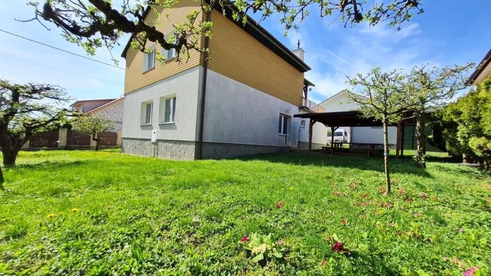 Ponúkame na predaj Veľký rodinný dom s pozemkom o rozlohe 940 m2 ktorý sa nachádza v pokojnej a tichej časti Myjavy .