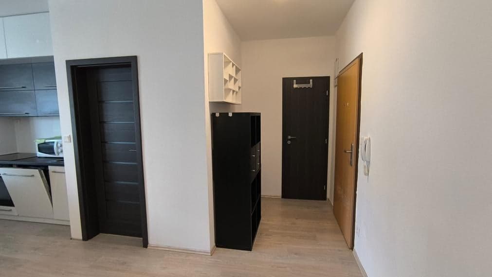 PRENAJATÉ-PRENÁJOM: 2- izbový byt, 55,2 m2 s garážovým parkovacím miestom, Slovenský Grob