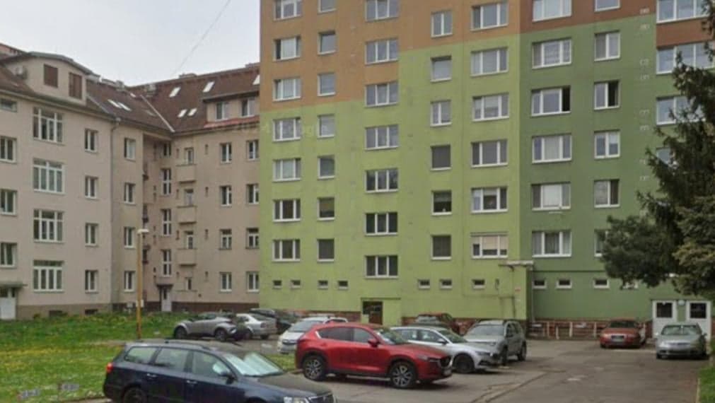 parkovacie miesto,za byt.domom Komenského 23,25, Staré mesto