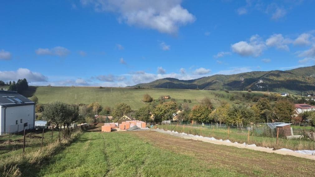 STRÁNSKE - SLNEČNÝ STAVEBNÝ POZEMOK VÝMERA 694m2