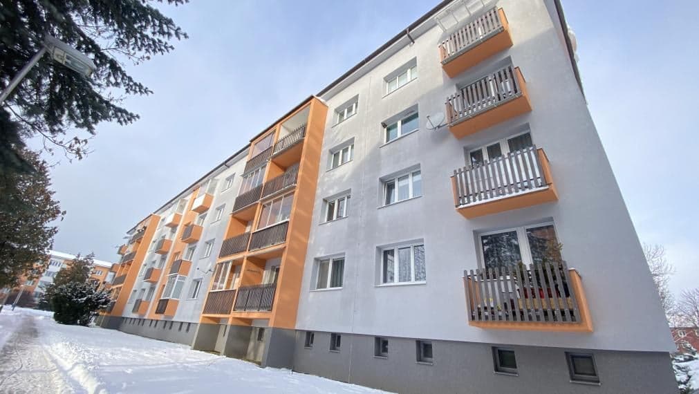 PREDANÉ / Priestranný 3i byt s výhľadom na lesy v obľúbenej časti Svitu