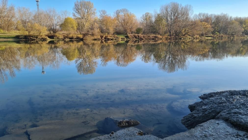Pre konkrétneho klienta hľadám záhradu s chatkou v Kráľovej nad Váhom priamo pred Váhom, nie v bránach