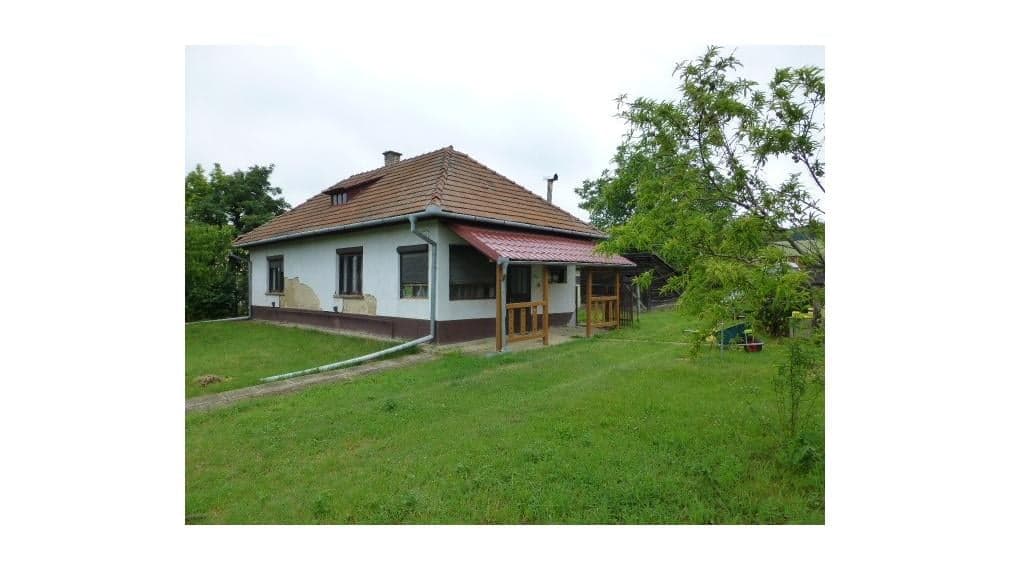 Vidiecky dom s veľkým pozemkom v peknom prostredí.