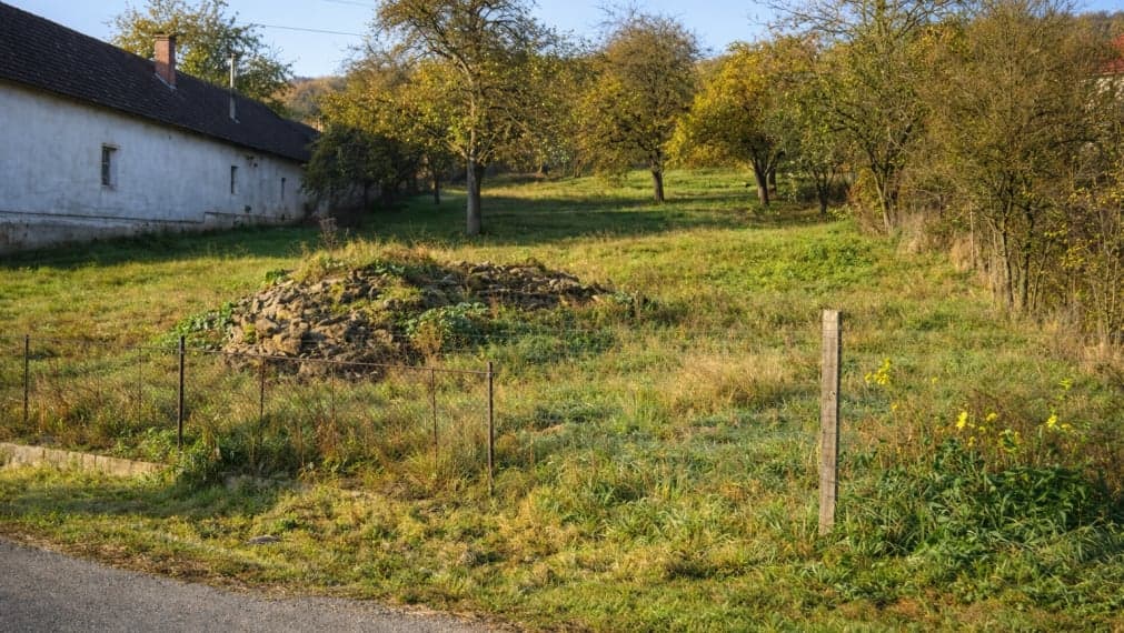 ID-3868 NA PREDAJ Pozemok PROSAČOV - na výstavbu domu