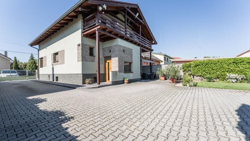 RealityDS - Predaj 5 izb. rodinného domu, garáže s altánkom na 8 á pozemku, Dunajská Lužná