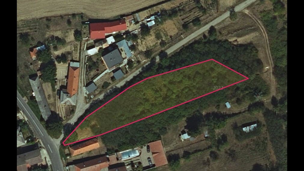 ID-4015 NA PREDAJ Priestranný pozemok v obci LUHYŇA