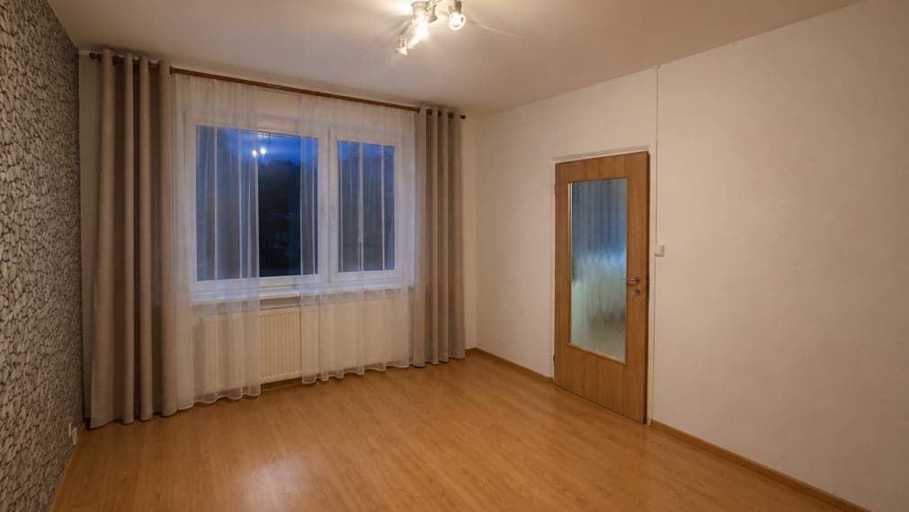 ID-4207 Na predaj priestranný 2-izbový byt v centre mesta Svidník