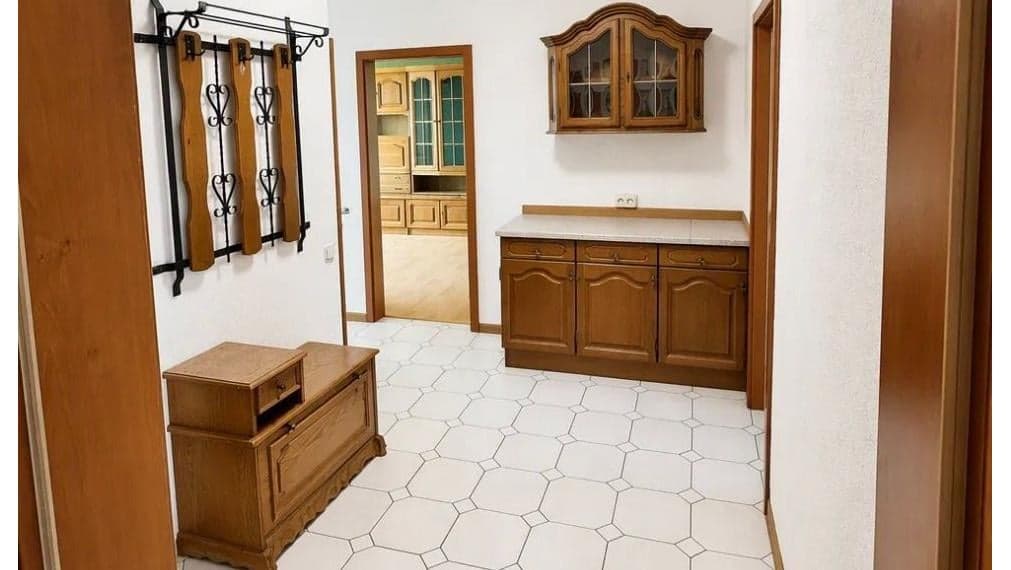 Na predaj priestranný 4-izbový byt s lodžiou a samostatnou betónovou garážou, BA II TOP