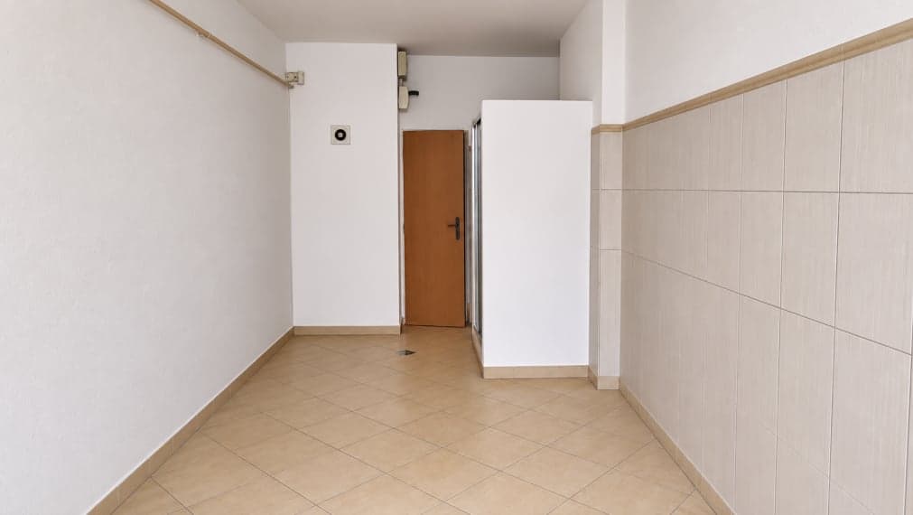 Na predaj priestor v centre mesta – vstup z ulice – fotka 2