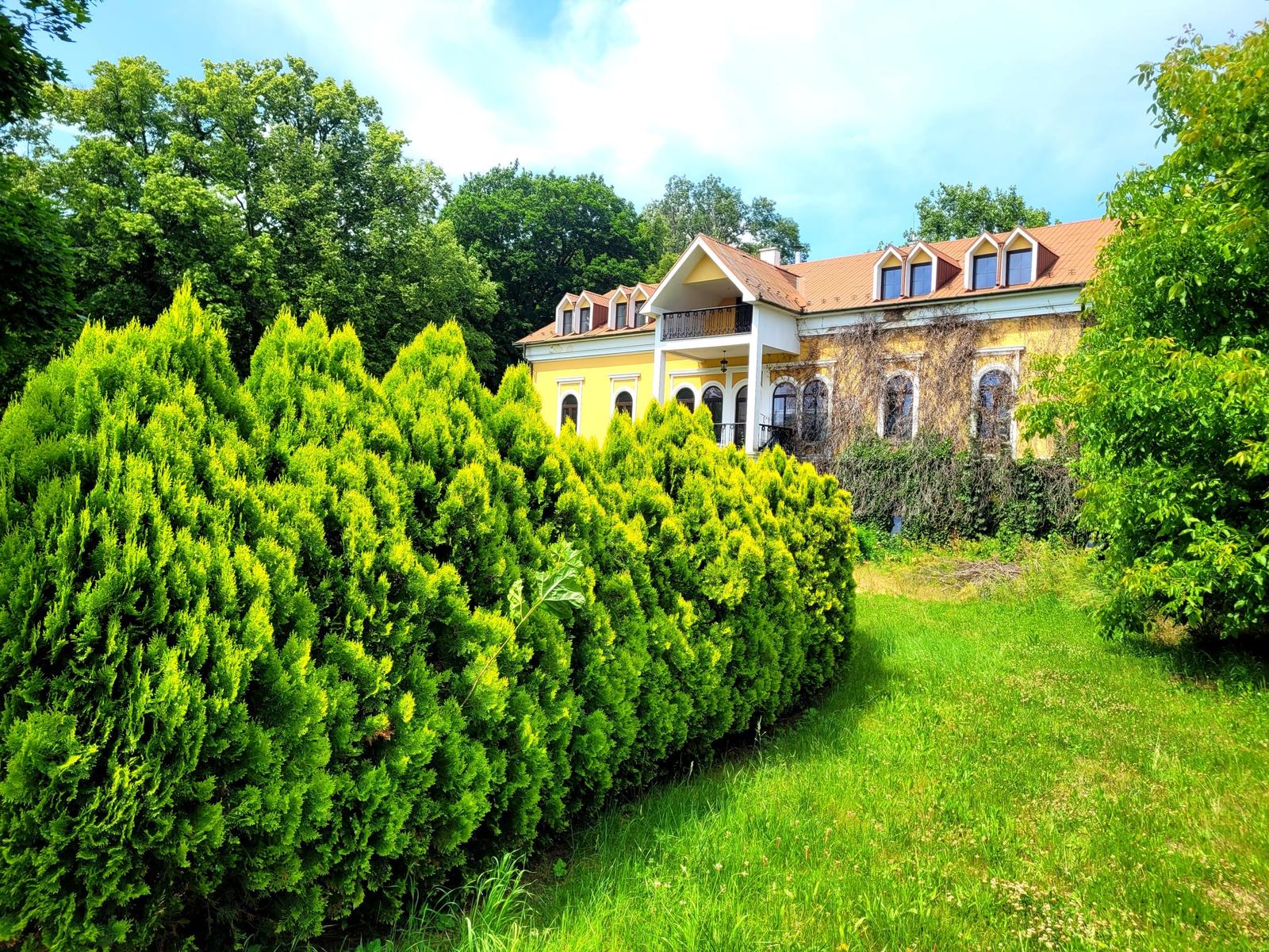 Historický kaštieľ, stajne, minizoo, 24600m2
